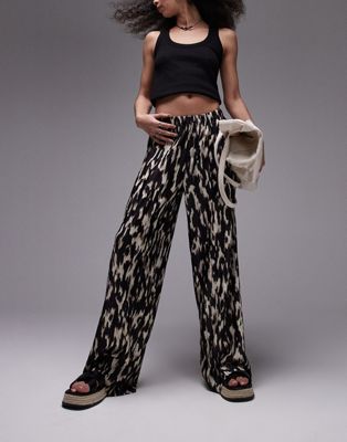 Черно-белые плиссированные брюки с абстрактным леопардовым принтом Topshop TOPSHOP
