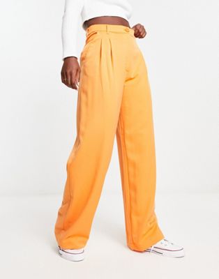 Оранжевые брюки со складками спереди и завышенной талией Monki Monki