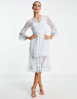 Нежно-голубое чайное платье миди French Connection с нежной цветочной вышивкой French Connection