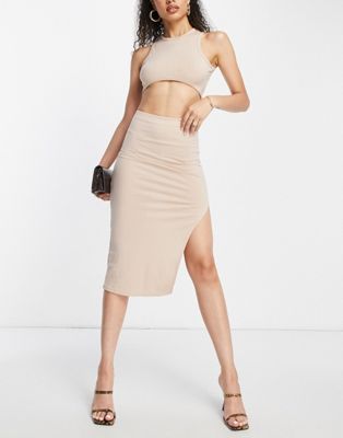 Светлая юбка миди спереди Femme Luxe - часть комплекта Femme Luxe