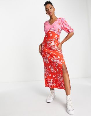 Новое цветочное платье-чайку с контрастным принтом средней длины в розово-красной гамме от New Look New Look