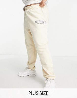 Кремовые спортивные штаны с надписью In The Style Plus x Perrie Sian — часть комплекта In The Style