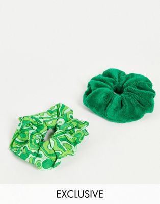 Эксклюзивный набор резинок для волос The Flat Lay Co. X ASOS — зеленая лавовая лампа с принтом и зеленое полотенце Flat Lay Company