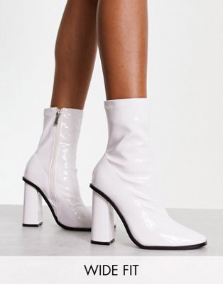 Белые лакированные ботинки-носки на блочном каблуке Raid Wide Fit Saylor Raid