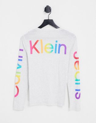 Светло-серая футболка Calvin Klein Jeans x Pride с эффектом омбре и логотипом на рукаве - часть комплекта Calvin Klein Jeans