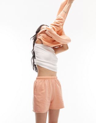 Короткие спортивные штаны персикового цвета с необработанным краем Topshop Studio с выставочным принтом в винтажном стиле — часть комплекта TOPSHOP