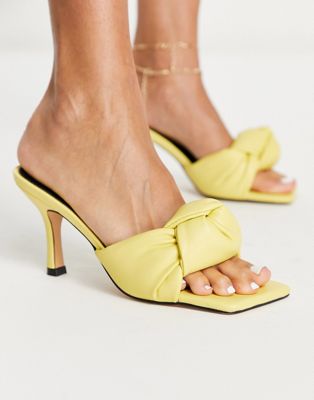 Желтые босоножки-мюли на среднем каблуке Glamorous с узлом спереди GLAMOROUS