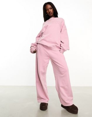 Розовые спортивные брюки широкого кроя с логотипом ASOS Weekend Collective — часть комплекта ASOS Weekend Collective