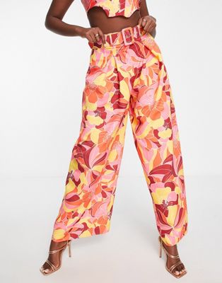 Широкие плиссированные брюки с поясом и ярким цветочным принтом ASOS LUXE — часть комплекта ASOS Luxe