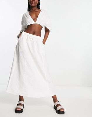 Белая однотонная жаккардовая юбка миди с цветочным принтом Monki Monki