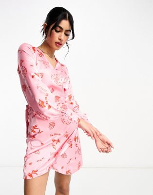 Розовое платье мини с запахом и завязками Never Fully Dressed с принтом La Mer NEVER FULLY DRESSED