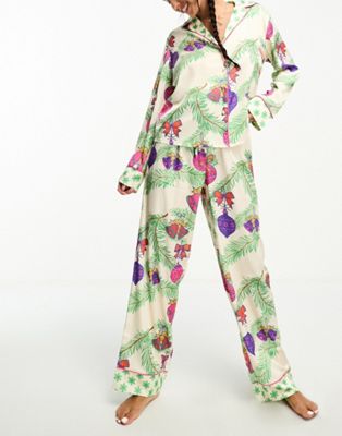 Кремовый атласный пижамный комплект из рубашки и брюк с ботаническим орнаментом ASOS DESIGN Christmas ASOS DESIGN