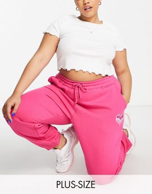 Ярко-розовые спортивные штаны Missguided Plus с надписью Good Vibes - часть комплекта Missguided Plus