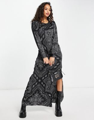 Атласное платье макси Vero Moda со сборками и разрезом черного цвета с принтом пейсли VERO MODA