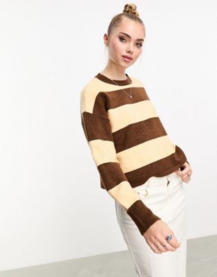 Эксклюзивный свитер Pieces с круглым вырезом в коричнево-кремовую полоску Pieces