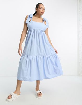 Многоярусное платье миди Frolic Plus с завязками из синего поплина. The Frolic