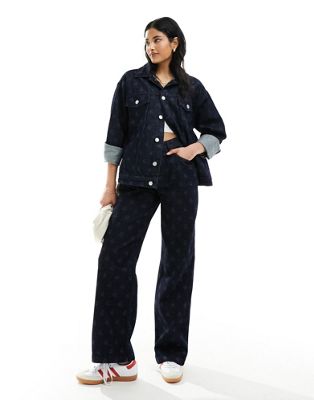 Темно-синие джинсы с лазерным принтом и логотипом 4th & Reckless — часть комплекта 4TH & RECKLESS