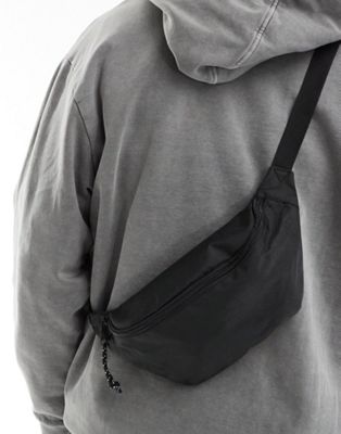 Черная поясная сумка через плечо с контрастными язычками ASOS DESIGN ASOS DESIGN