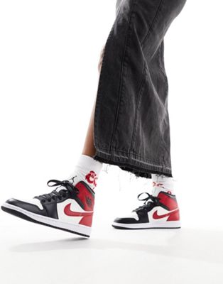  Кроссовки Nike Air Jordan 1 Mid в темно-сером и красном цвете от бренда Jordan для женщин, категория - кроссовки для повседневной жизни. Jordan