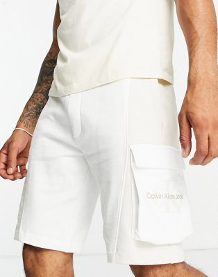 Белые шорты из блокирующего хлопка с монограммой Calvin Klein Jeans эксклюзивно для ASOS Calvin Klein