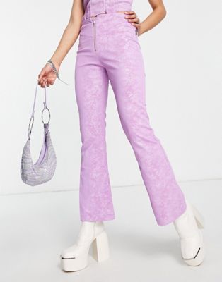 Расклешенные брюки Zemeta из фиолетовой замши под крокодила с завышенной талией и молнией спереди — часть комплекта Zemeta