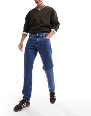 Джинсы прямого кроя Calvin Klein Jeans в оттенке среднего стирания Calvin Klein