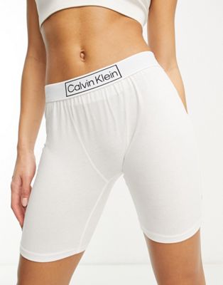 Calvin Klein представил новую версию шорт для сна белого цвета Calvin Klein