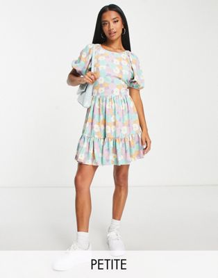 Ярусное мини-платье с пышными рукавами и завязками сзади Glamorous Petite с принтом пастельных ромашек Glamorous Petite