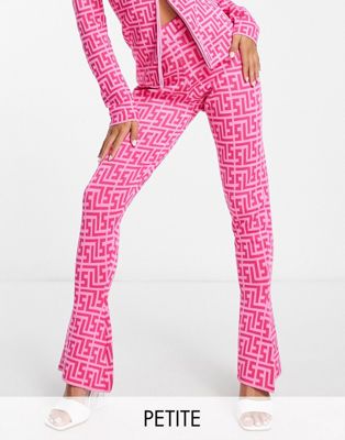 Узкие клеш Simmi Petite с розовым геопринтом — часть комплекта Simmi Clothing