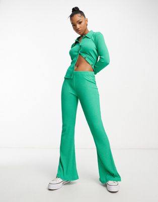 Ярко-зеленые брюки-клеш в мягкую рубчатую ткань JDY - часть комплекта. JDY