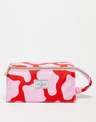 Открытая плоская сумка для макияжа The Flat Lay Co. x ASOS EXCLUSIVE - Розовый и красный жираф Flat Lay Company