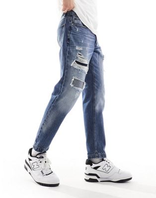 Классические джинсы ASOS DESIGN с потертостями в среднем синем цвете для мужчин ASOS DESIGN