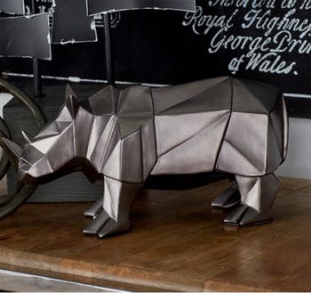 Большая металлическая серебряная статуя носорога в современном стиле COSMO BY COSMOPOLITAN