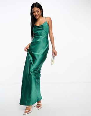 Изумрудно-зеленое атласное платье макси Pretty Lavish Keisha Pretty Lavish
