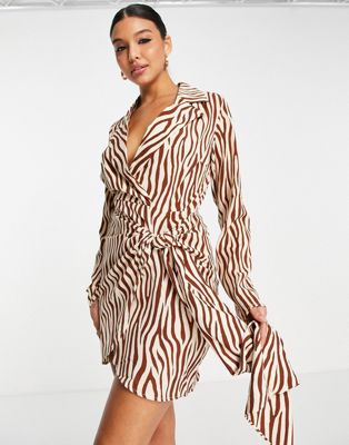 Коричневое леопардовое платье с запахом и оборками In The Style x Billie Faiers In The Style