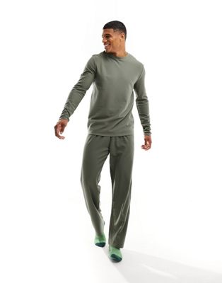 Вафельный пижамный комплект ASOS DESIGN, футболка с длинными рукавами и брюки цвета хаки ASOS DESIGN