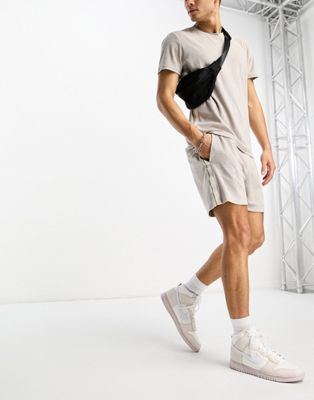 Короткие махровые шорты серо-бежевого цвета с логотипом Calvin Klein — часть комплекта Calvin Klein