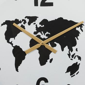 Квадратные настенные часы в золотой металлической оправе с круглым черно-белым циферблатом с картой мира, 24,5 x 26 дюймов GINGER BIRCH STUDIO