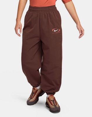 Земляно-коричневые спортивные штаны из парашютной ткани Nike Swoosh Nike