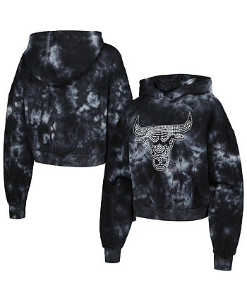 Женский укороченный пуловер с капюшоном черного цвета Chicago Bulls тай-дай The Wild Collective