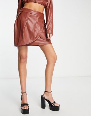 Шоколадная кожаная мини-юбка с запахом Rebellious Fashion — часть комплекта Rebellious Fashion