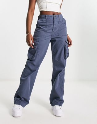 Прямые брюки карго Bershka в графитово-синем цвете для женщин, категория - повседневные штаны Bershka