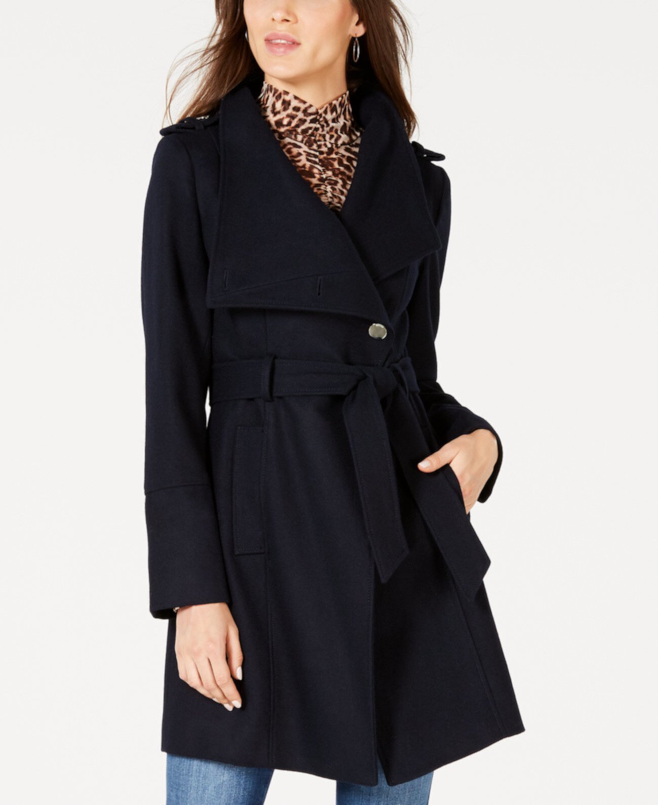 Асимметричное пальто с поясом, созданное для Macy's GUESS