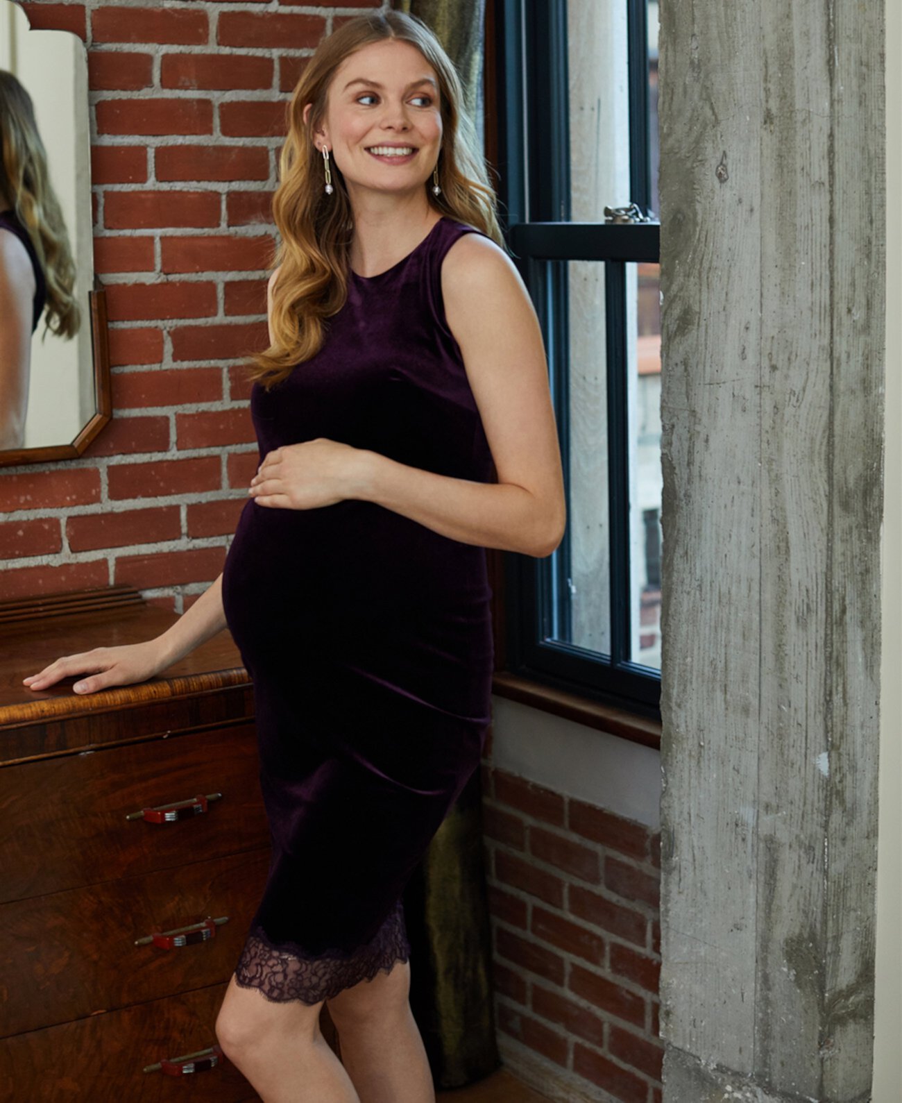Бархатное платье для беременных с кружевной отделкой A Pea in the Pod