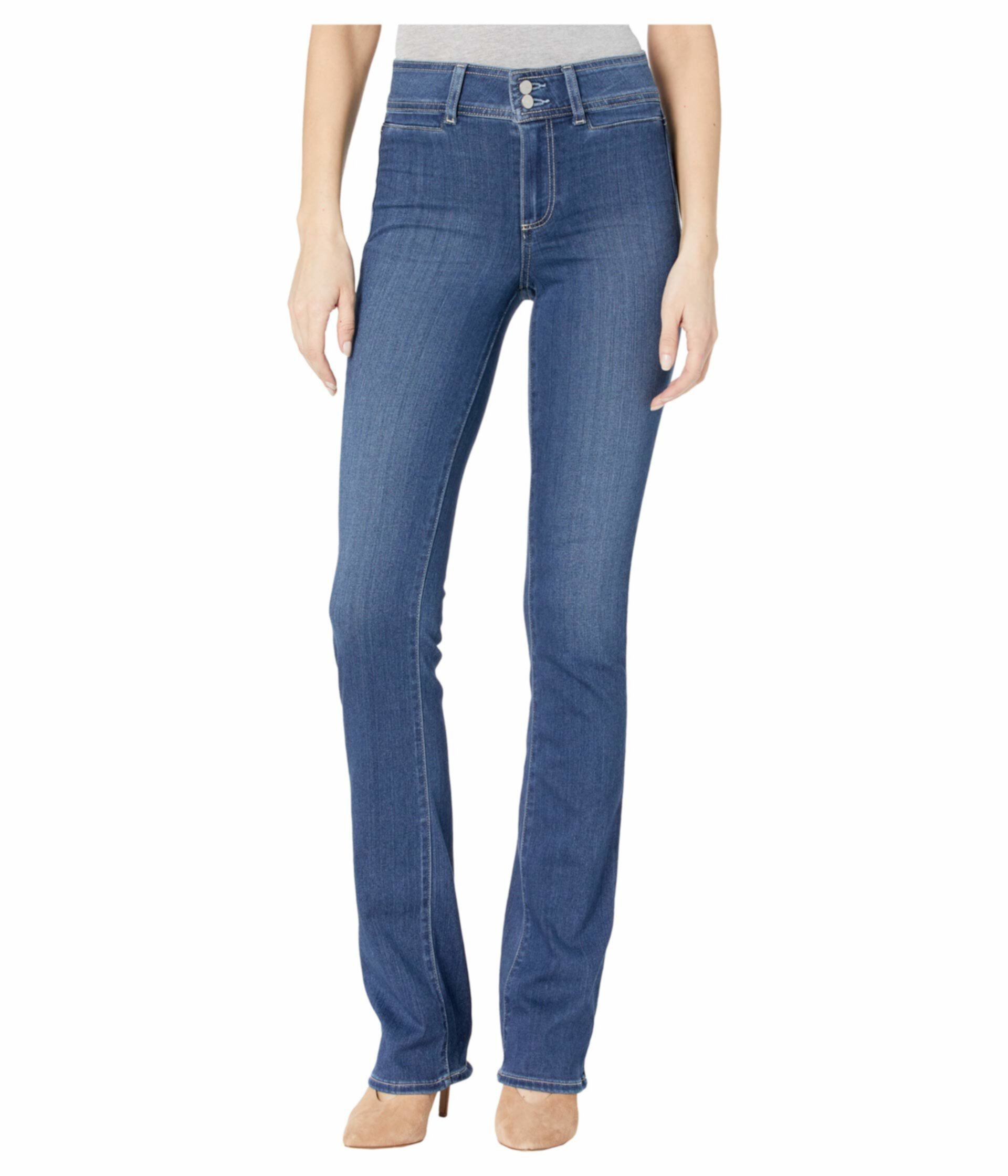 Манхэттенский ботинок с высокой посадкой и широкими джинсами с поясом в Ронане Paige