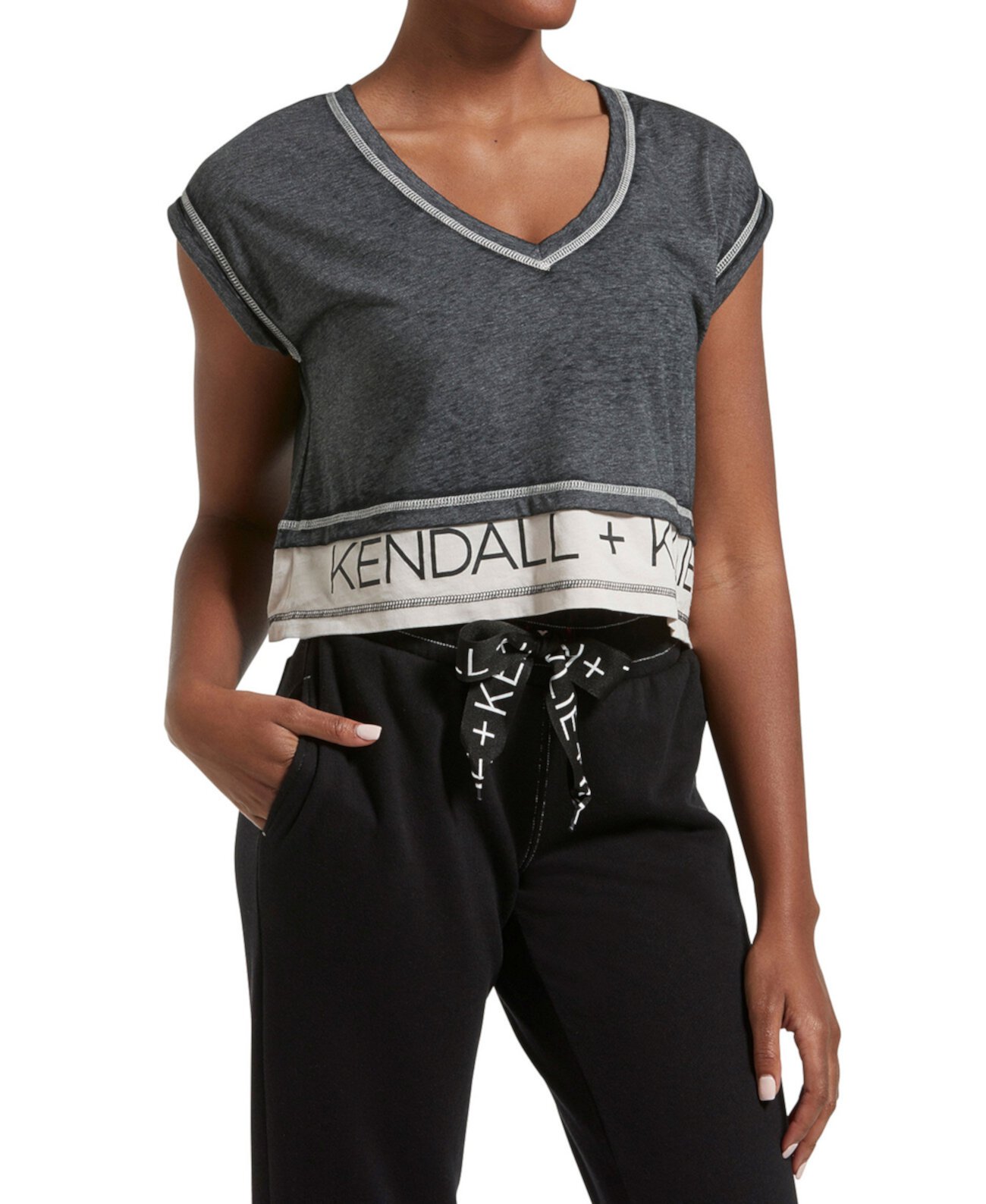Женская двухслойная укороченная футболка с V-образным вырезом KENDALL + KYLIE