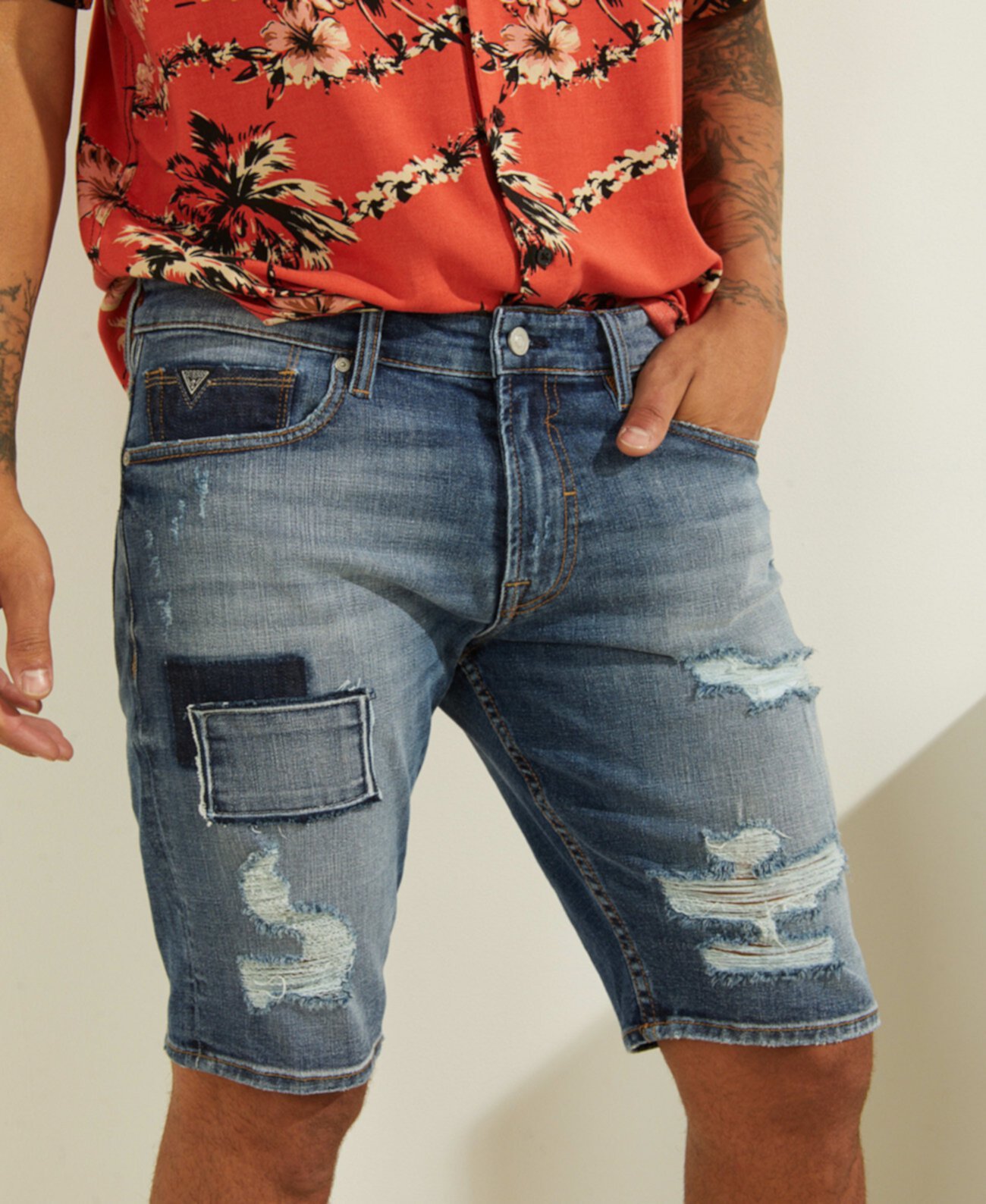 Мужские джинсовые шорты с эффектом цветных блоков GUESS