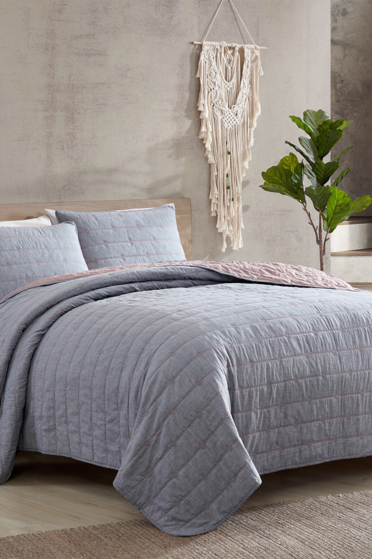 Комплект стеганого одеяла из 3 предметов с вышивкой Everly, серый / розовый - King Modern Threads