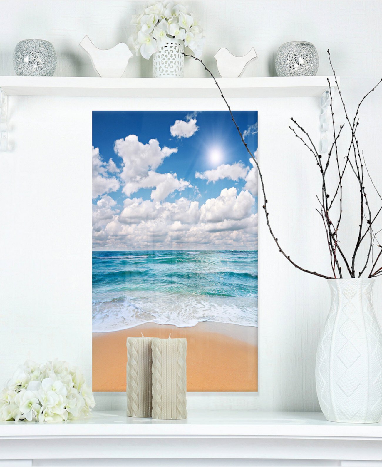 Designart 'Мирный берег моря под белыми облаками' Современная металлическая настенная живопись на пляже - 12 "X 20" Design Art