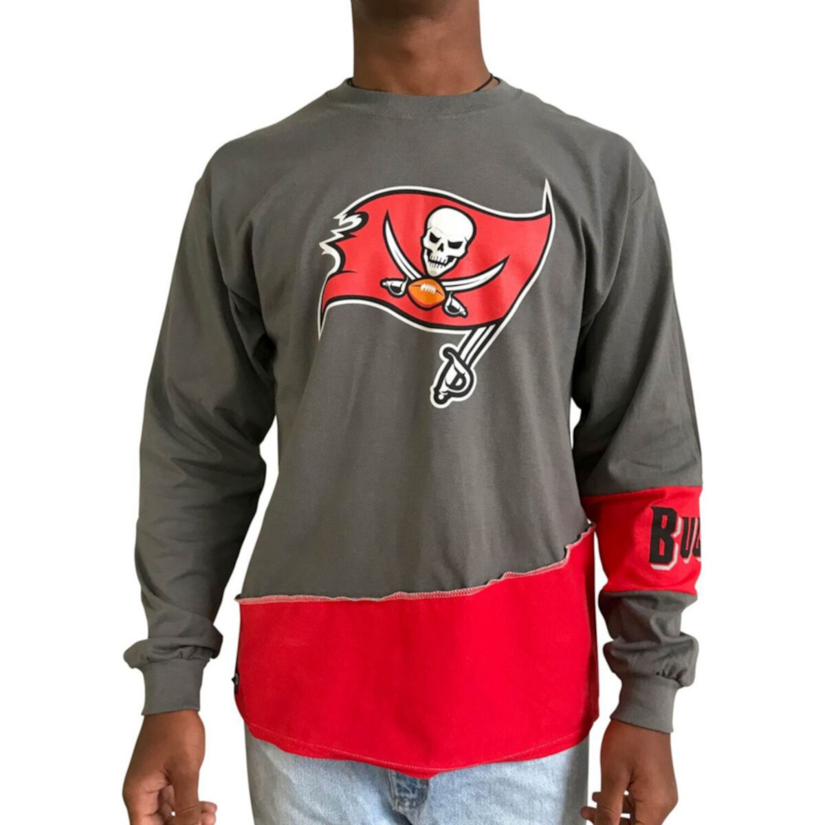 Мужская Футболка Refried Apparel Pewter/Red Tampa Bay Buccaneers Sustainable Upcycled Angle Long Sleeve Refried Apparel